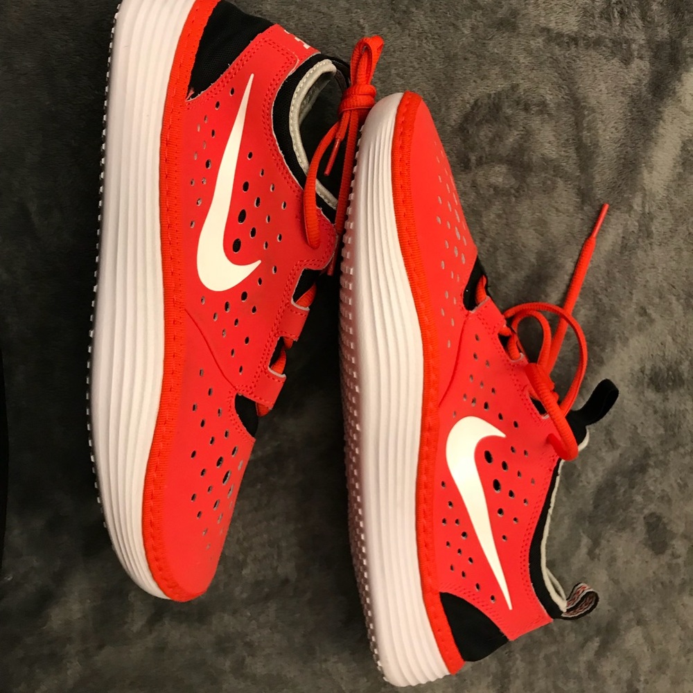 Nike lunarsoft shoes size 11. never worn outside